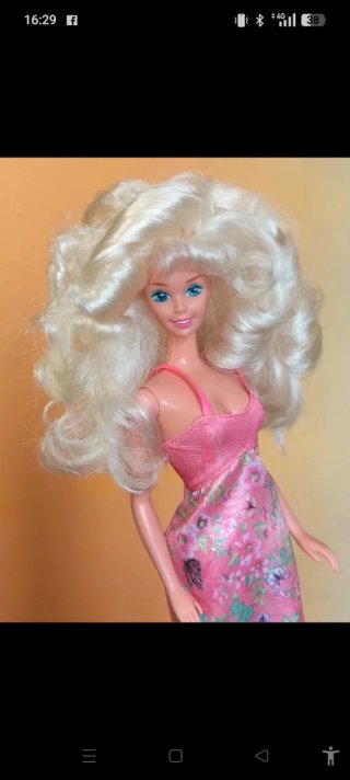 Bambola Barbie con vestito rosa floreale