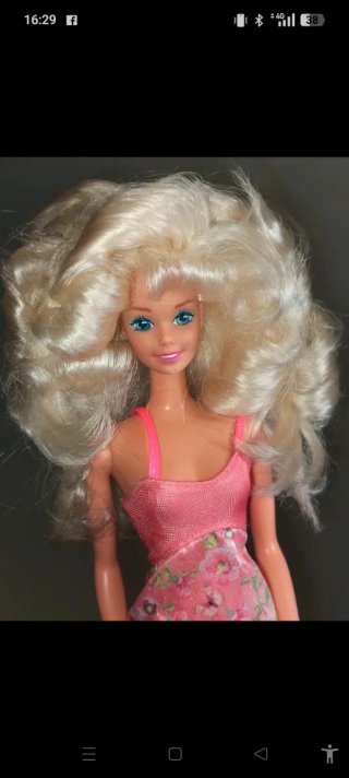 Bambola Barbie con vestito rosa floreale