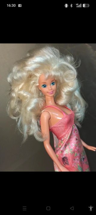Bambola Barbie con vestito rosa floreale