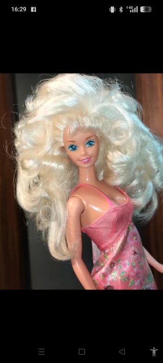 Bambola Barbie con vestito rosa floreale