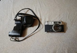 Cámara Yashica Vintage Negra/Plateada con funda