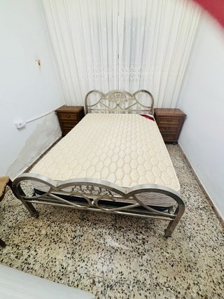 Cama de metal con colchón