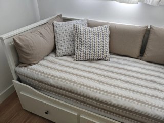 Diván con 3 cajones, 2 colchones y fundas cojín.