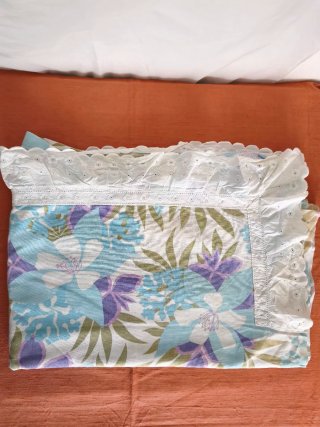 Lençol de cima de cama de casal com bordado