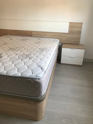 Canapé de madera y tela beige