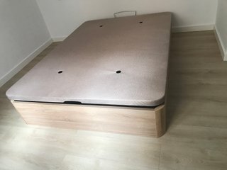 Canapé de madera y tela beige