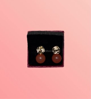 Pendientes dorados con perla coral