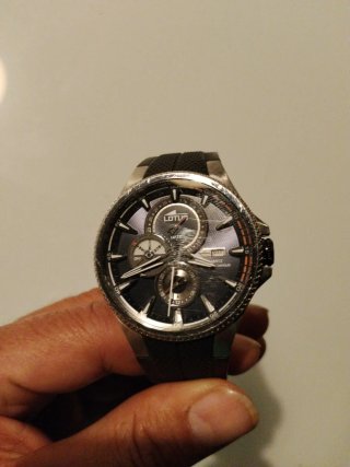 Reloj Lotus azul marino y plateado