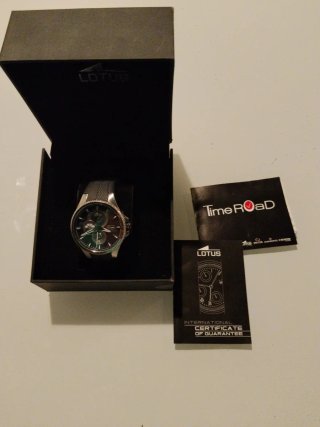 Reloj Lotus azul marino y plateado