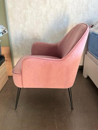 Butaca rosa terciopelo patas metal