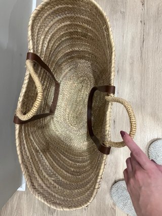 Cesta de mimbre con asas de cuero