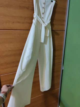 Mono beige sin tirantes con cinturón