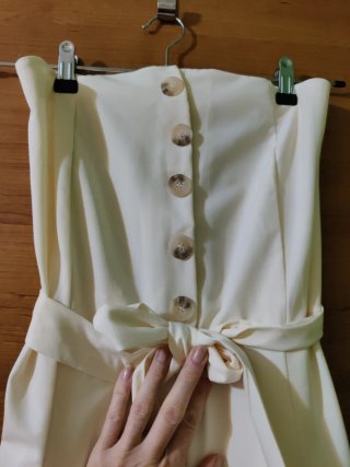 Mono beige sin tirantes con cinturón