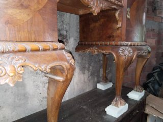 Mueble antiguo de madera tallada