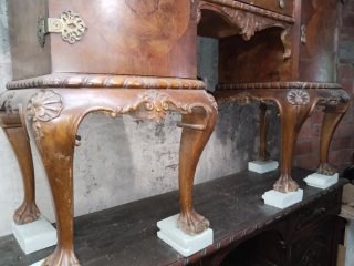 Mueble antiguo de madera tallada