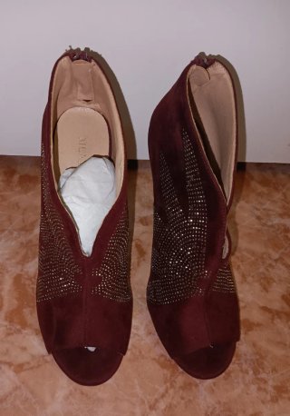 Botines de tacón con pedrería