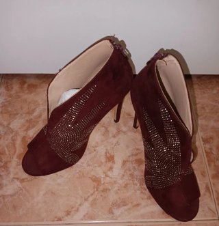 Botines de tacón con pedrería