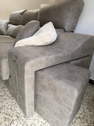 Sofá chaise longue gris con arcón