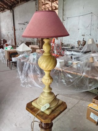Lampada da tavolo in onice beige