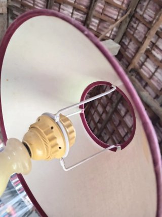 Lampada da tavolo in onice beige