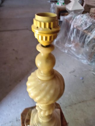 Lampada da tavolo in onice beige
