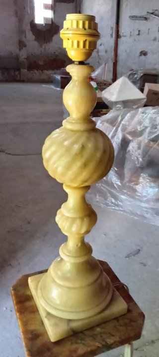Lampada da tavolo in onice beige