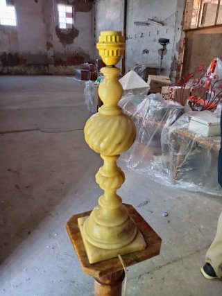 Lampada da tavolo in onice beige