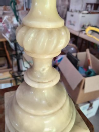 Lampada da tavolo in onice beige