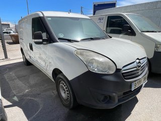 Varios furgonetas averiadas