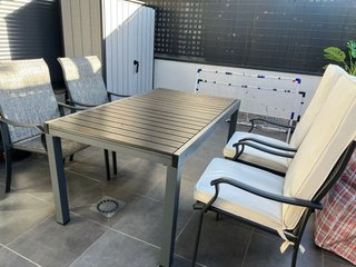 Conjunto Mesa y Sillas Exterior. Aluminio.