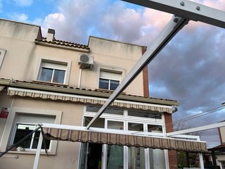 Pérgola de aluminio c lona retráctil beige/blanca
