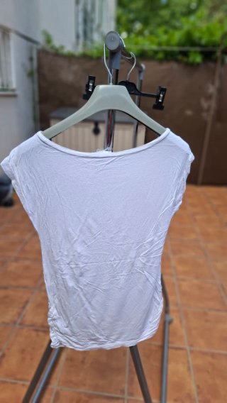 Camiseta H&M blanca con mariposas