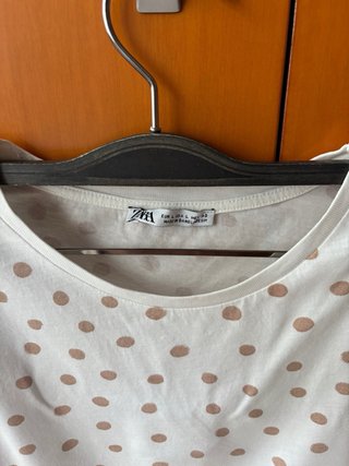 Camiseta Zara lunares blanca y marrón