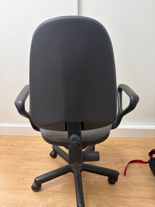 Silla de oficina giratoria gris