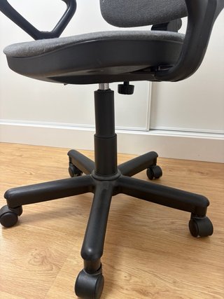 Silla de oficina giratoria gris