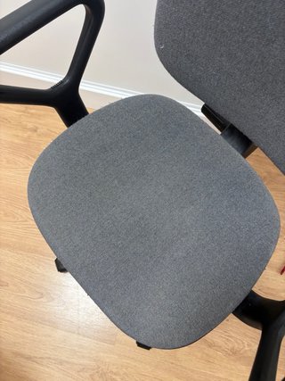 Silla de oficina giratoria gris