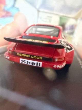 Spark 1:64 Porsche 911 Rojo le mans