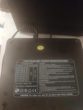 Caricabatterie universale per batterie ricaricabili MW Ni-Cd e Ni-MH