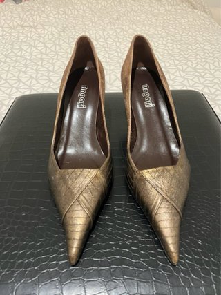 Marca “Angari”  Zapatos de tacón dorado ocre