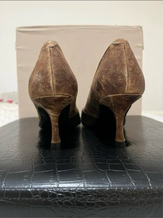 Marca “Angari”  Zapatos de tacón dorado ocre
