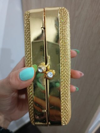 Bolso de mano dorado con pedrería