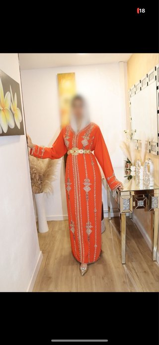 Caftán naranja con detalles dorados (Alquiler)