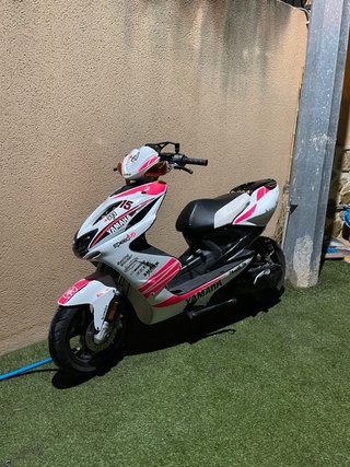 Yamaha Aerox 49cc Blanca y Rosa