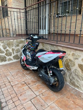 Yamaha Aerox 49cc Blanca y Rosa