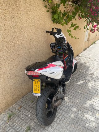 Yamaha Aerox 49cc Blanca y Rosa