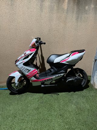 Yamaha Aerox 49cc Blanca y Rosa