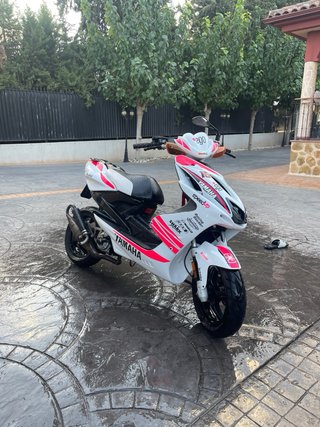 Yamaha Aerox 49cc Blanca y Rosa