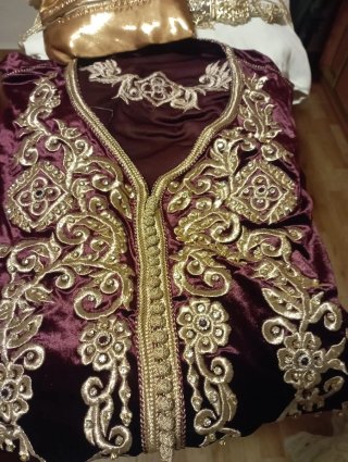 Vestido de fiesta bordado morado y dorado