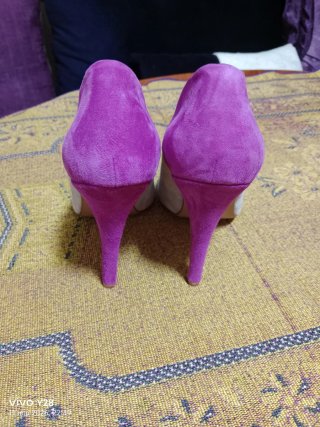 Zapatos de tacón grises y morados