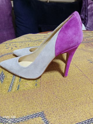 Zapatos de tacón grises y morados